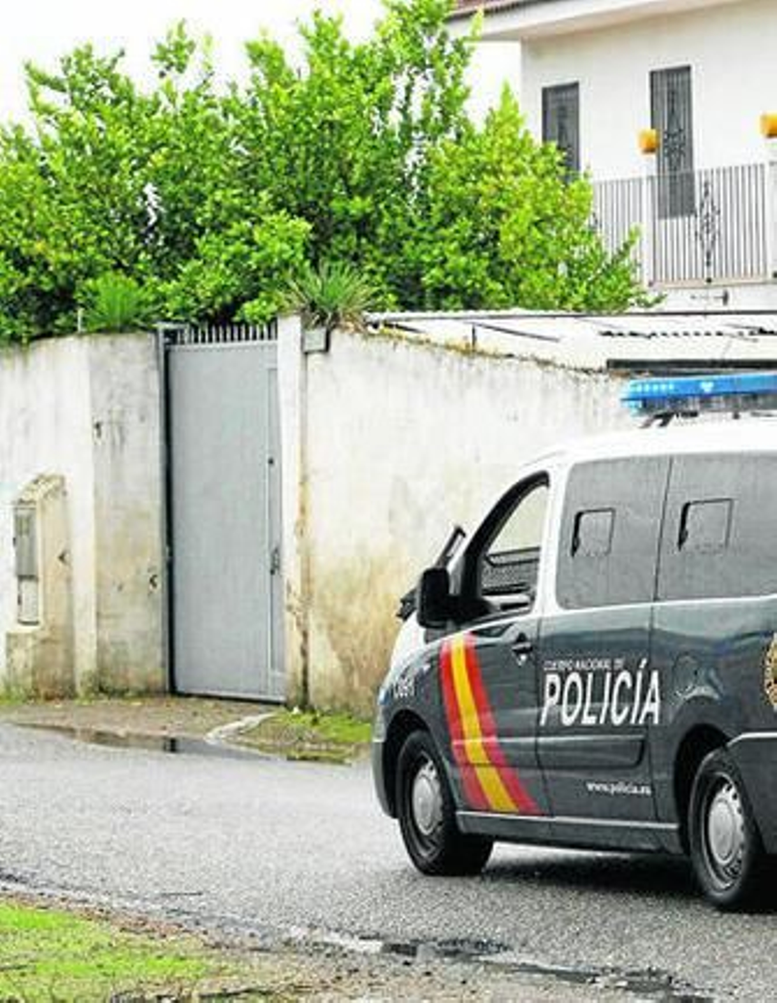 Un furgón policial, junto a la vivienda de Las Quemadillas.