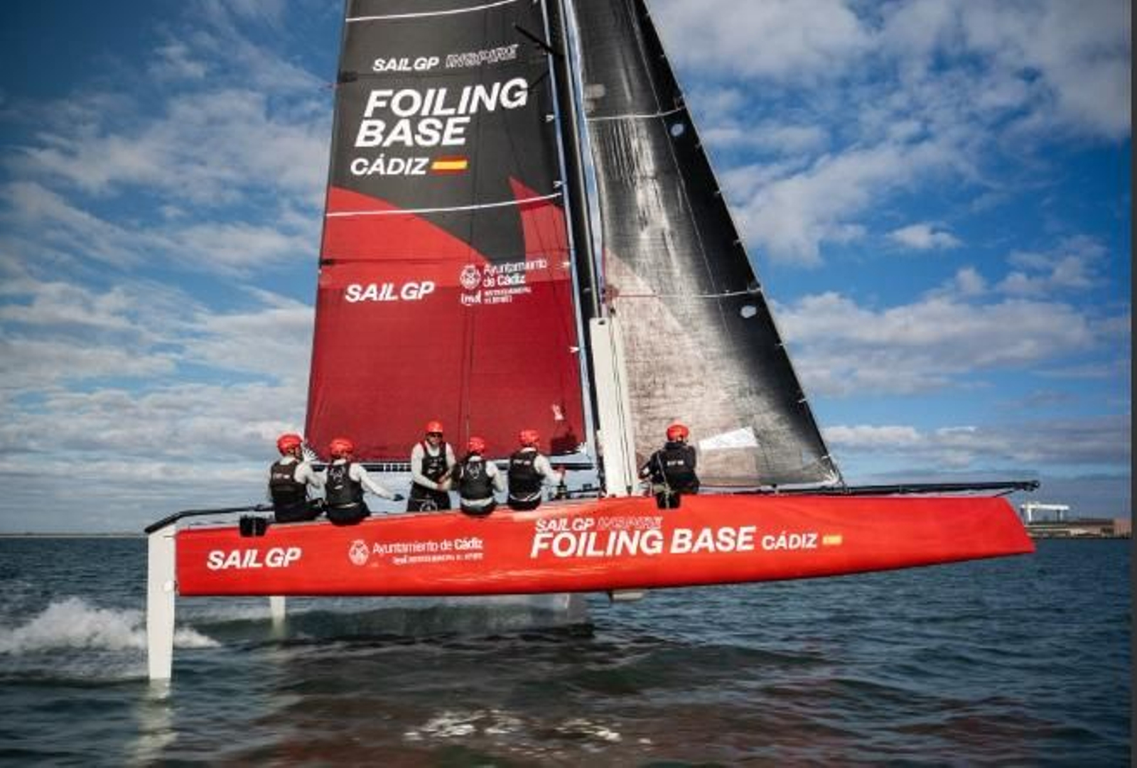 Las embarcaciones se dejan ver por aguas gaditanas.