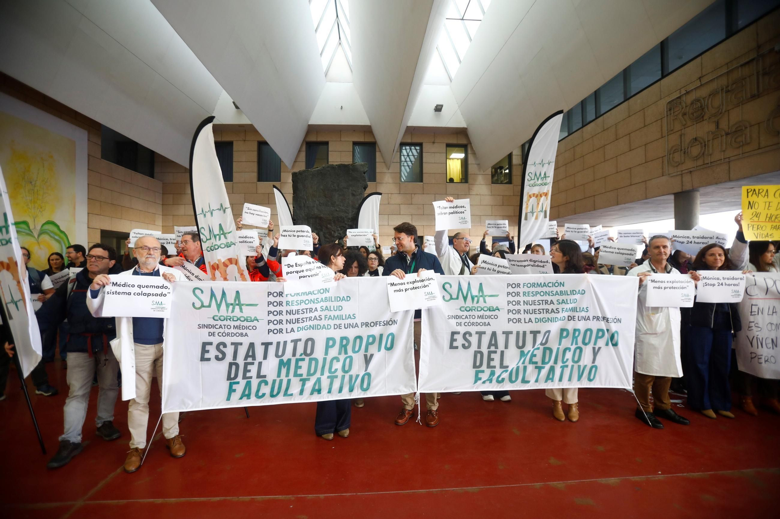 La concentración por la huelga de médicos en Córdoba contra el Estatuto Marco, en imágenes