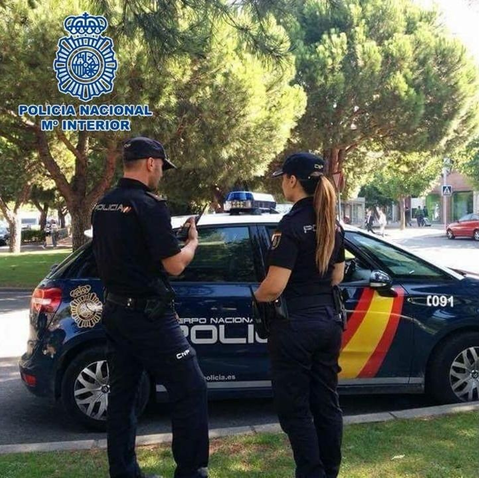 Dos agentes de la Policía Nacional en Granada