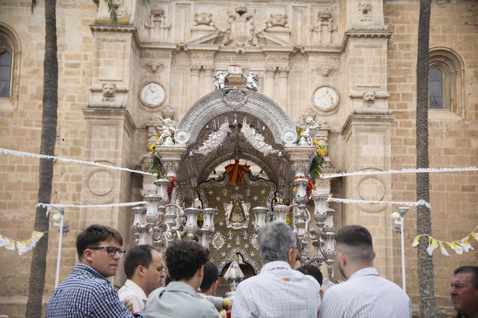 Imágenes de la salida  del Rocío desde la Catedral de Almería