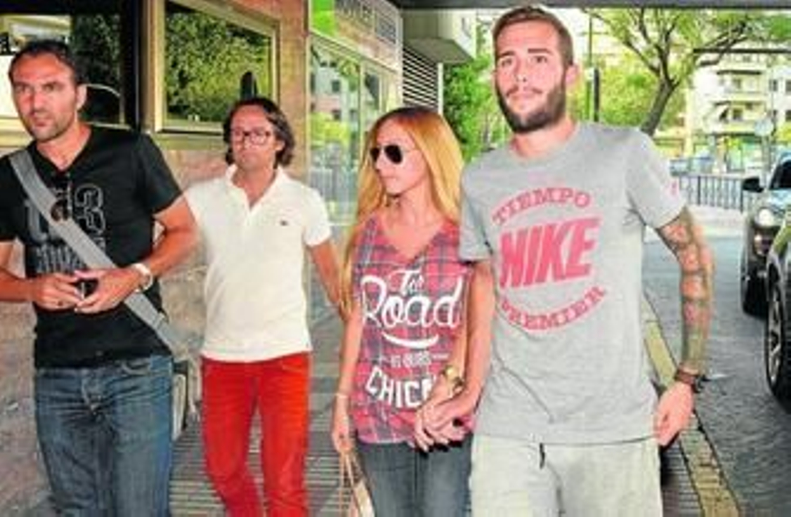 Aleix Vidal, acompañado por su novia y por los agentes Alejandro Campano y David García, en la entrada del Meliá Lebreros.
