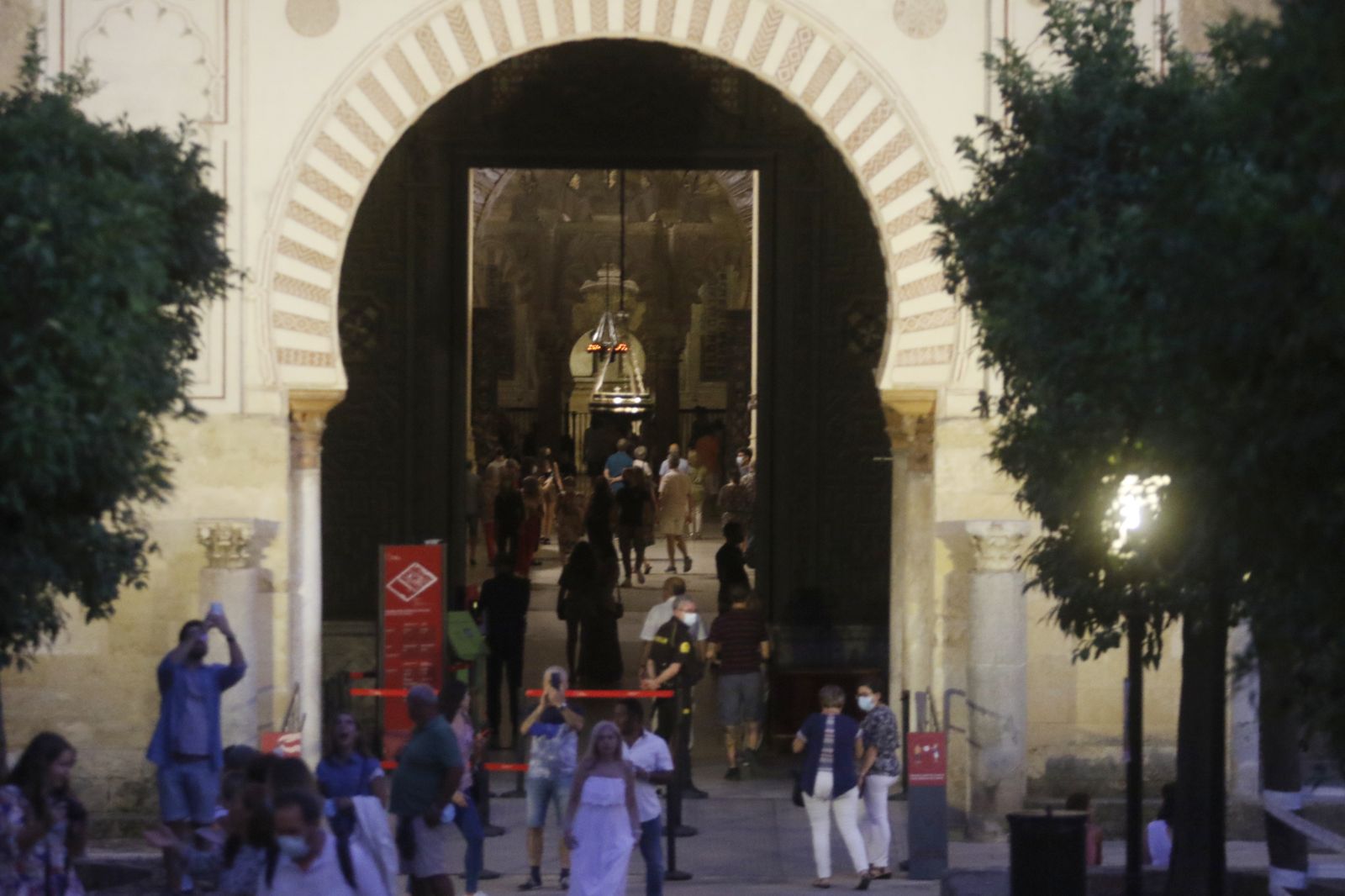Varias personas acceden al interior de la Mezquita-Catedral.