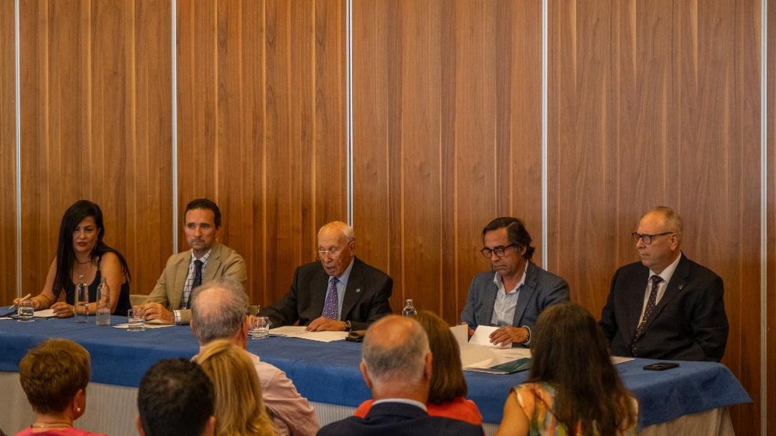 Mozghan Golestani, Ernesto Martínez García, José Arcos Masa, Javier Jiménez Vilaret y Juan R. Galache, durante el acto de imposición de insignias.