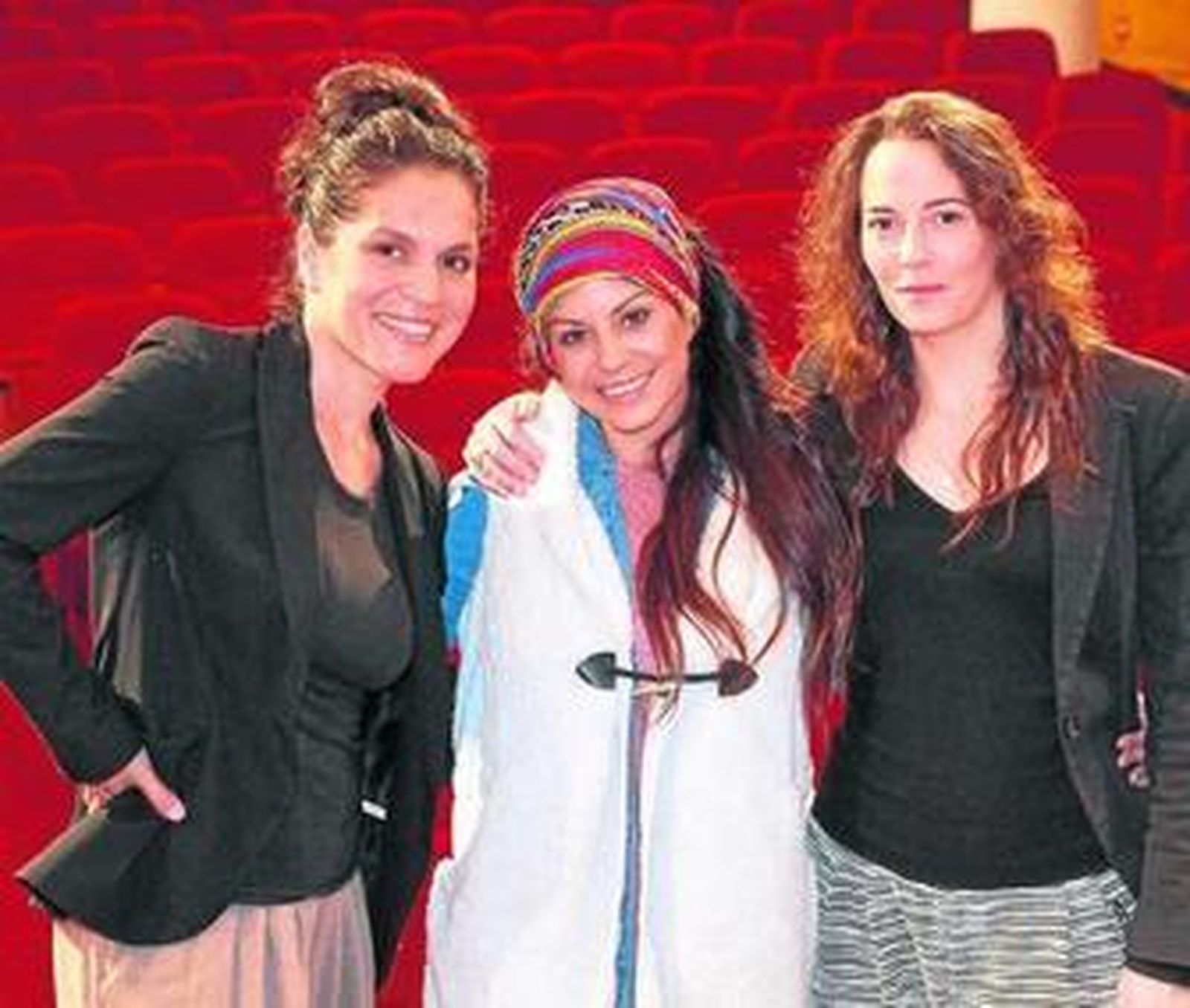 Soraya Clavijo, Mercedes de Córdoba y Lucía Álvarez 'La Piñona', ayer en la Fundación Cajasol.