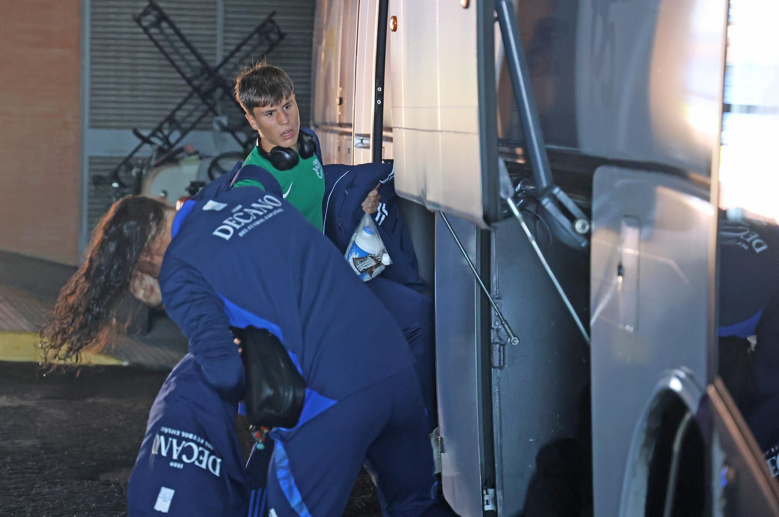 Imágenes de la salida en autobús del Recreativo de Huelva hacia Madrid