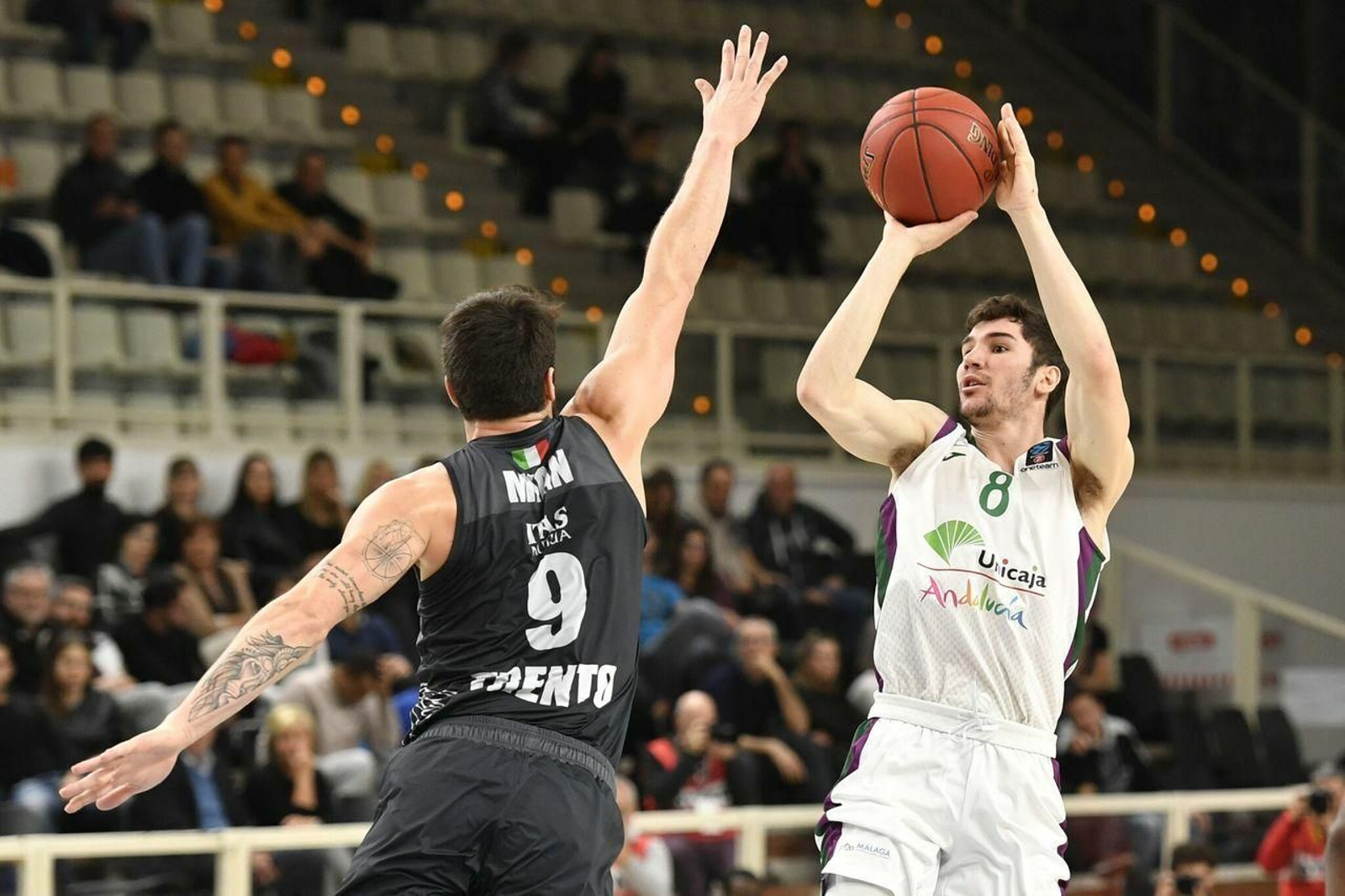 Brizuela lanza a canasta.