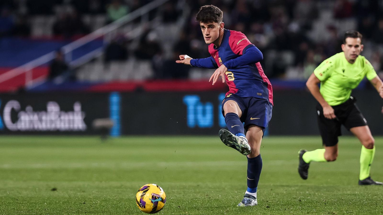 Pau Victor en un encuentro con el FC Barcelona este curso