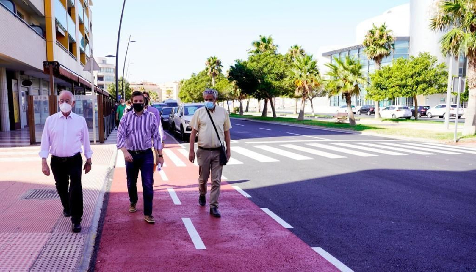 José Luis Llamas, en el centro, camina por una avenida de Roquetas junto al alcalde, Gabriel Amat.