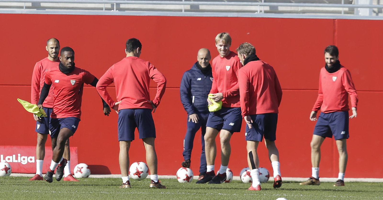 Kjaer y Pareja participan en un rondo junto a Pizarro, Carole, Ben Yedder y Krohn-Dehli, ante Caccia.