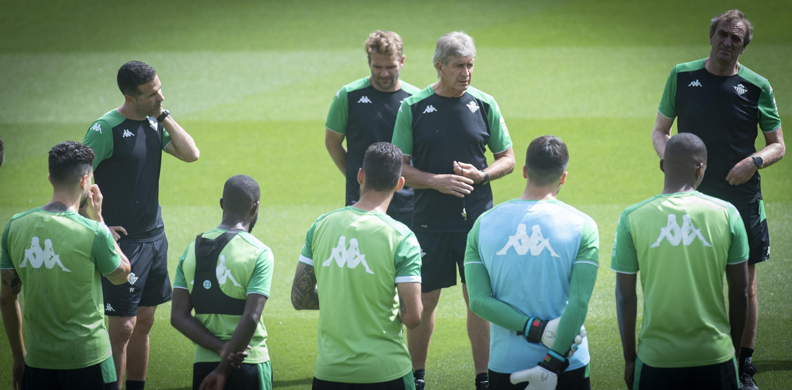 Pellegrini dialoga con sus jugadores en un entrenamiento.