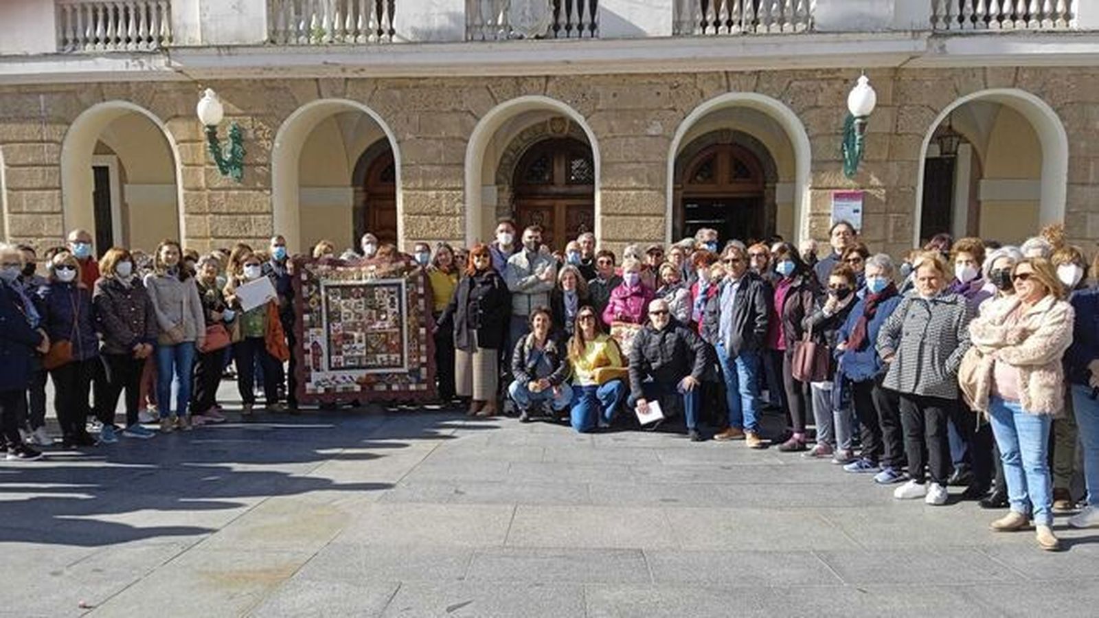 Un buen número de usuarios de los talleres concentrados ante el Ayuntamiento de Cádiz, el pasado mes de abril.