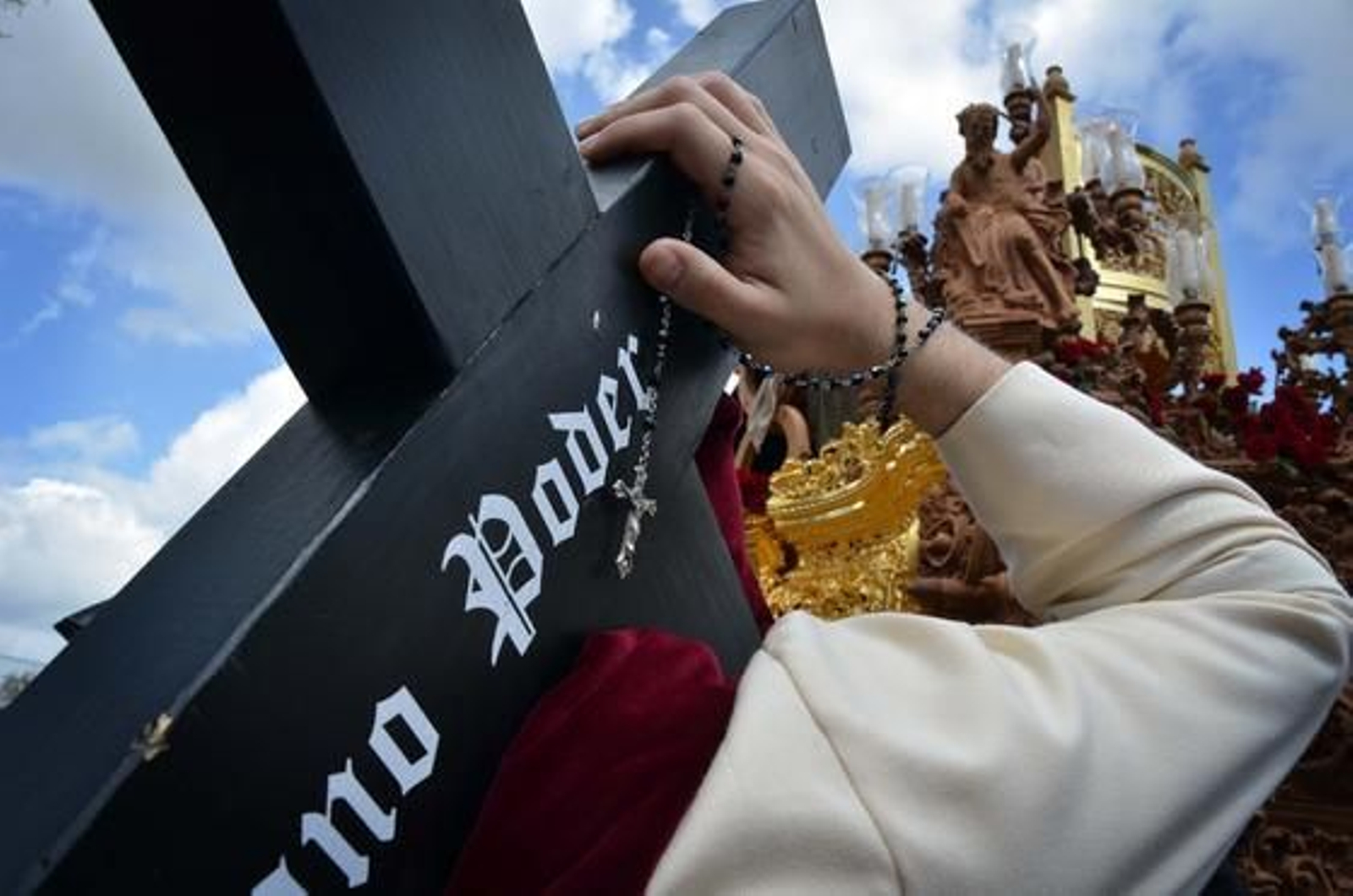 Con la cruz a cuestas. Un hermano nazareno de la Hermandad del Soberano Poder hace penitencia tras el paso de misterio.

Foto: Manuel Aranda
