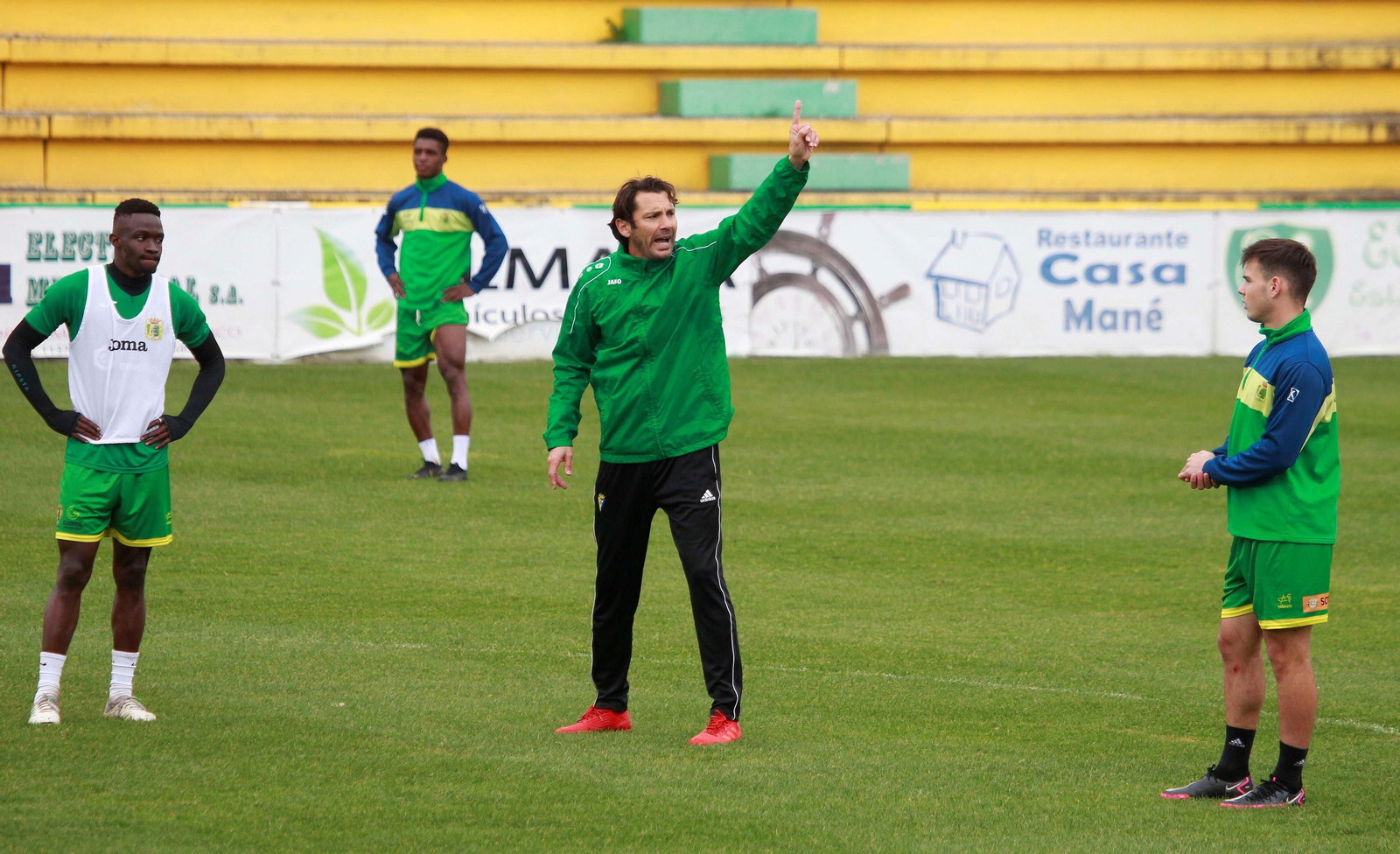 El entrenador barreño, Keko Rosano, en un entrenamiento en el San Rafael.