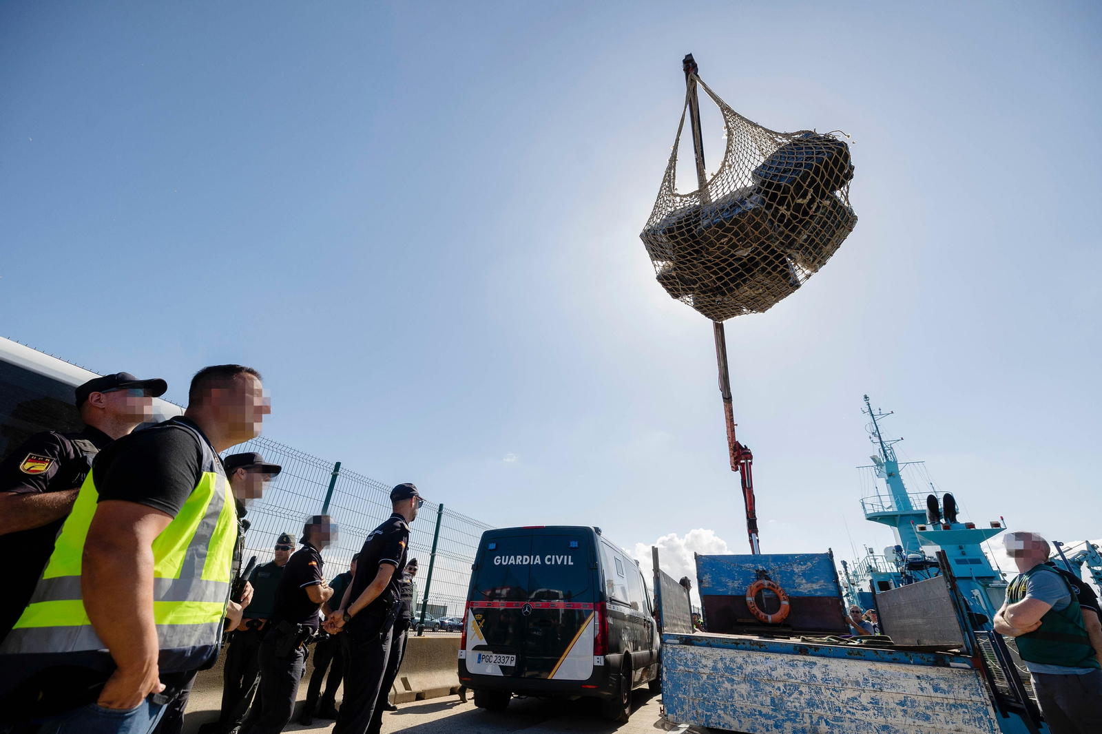 Imágenes de la descarga en el puerto de Cádiz de la cocaína intervenida en el narcosubmarino