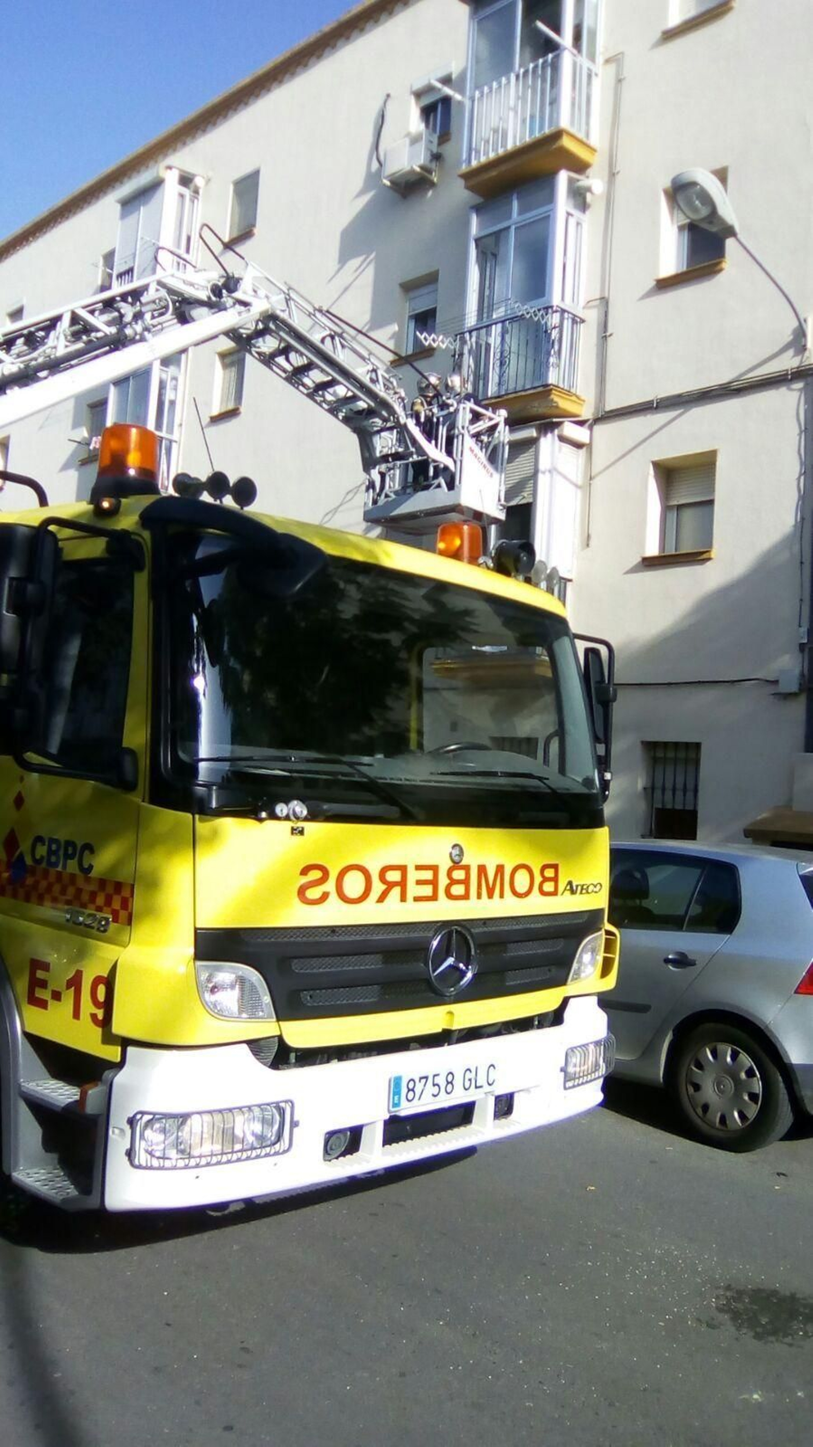 Los bomberos, ayer en La Constancia.