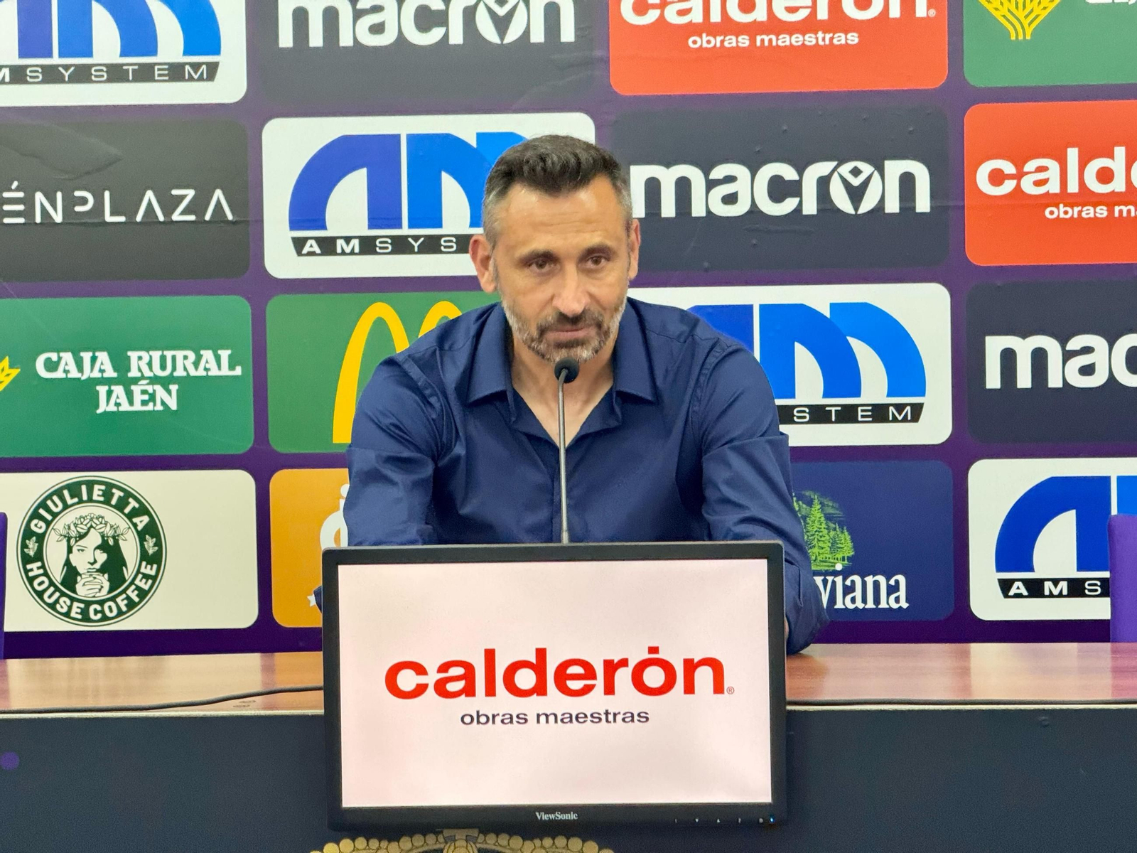 Manolo Herrero atiende a los medios de comunicación tras el duelo de vuelta ante el CD Huétor Tájar.