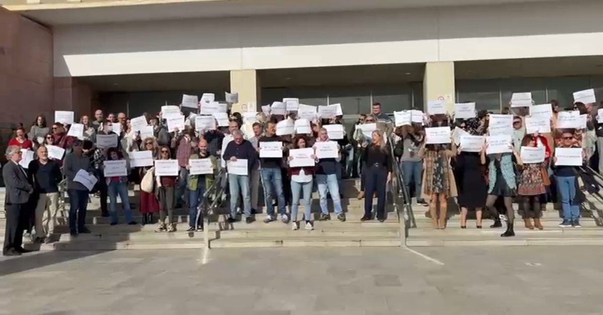 Unos 150 funcionarios de Justicia alzan la voz en una protesta en Málaga: “Hay colapso, desorganización y desprecio institucional”