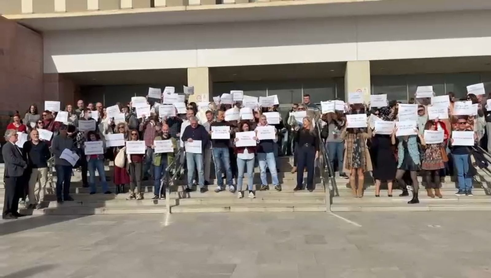Gritos de protesta de funcionarios a las puertas de la Ciudad de la Justicia en Málaga