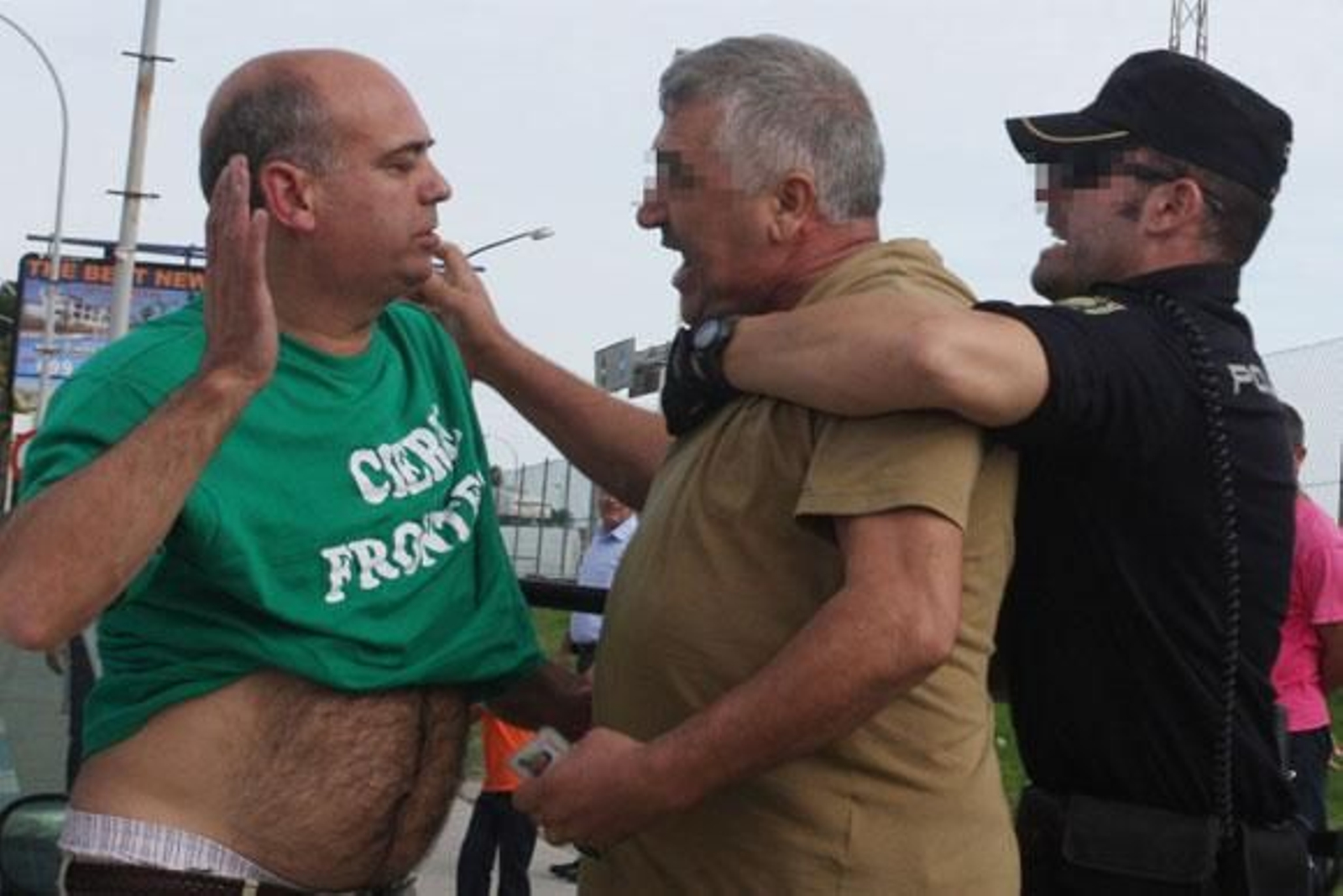 Un sevillano intenta cortar la Verja y es increpado