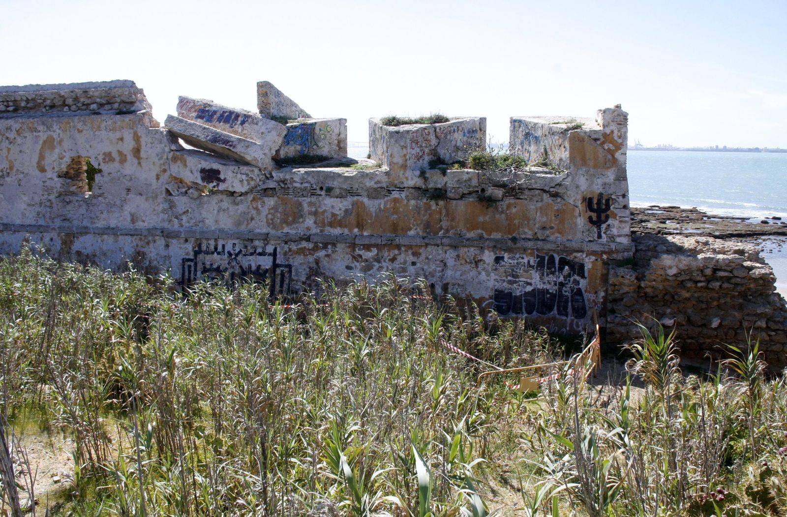 El estado de las murallas del antiguo frente de tierra de la fortaleza es también muy precario.