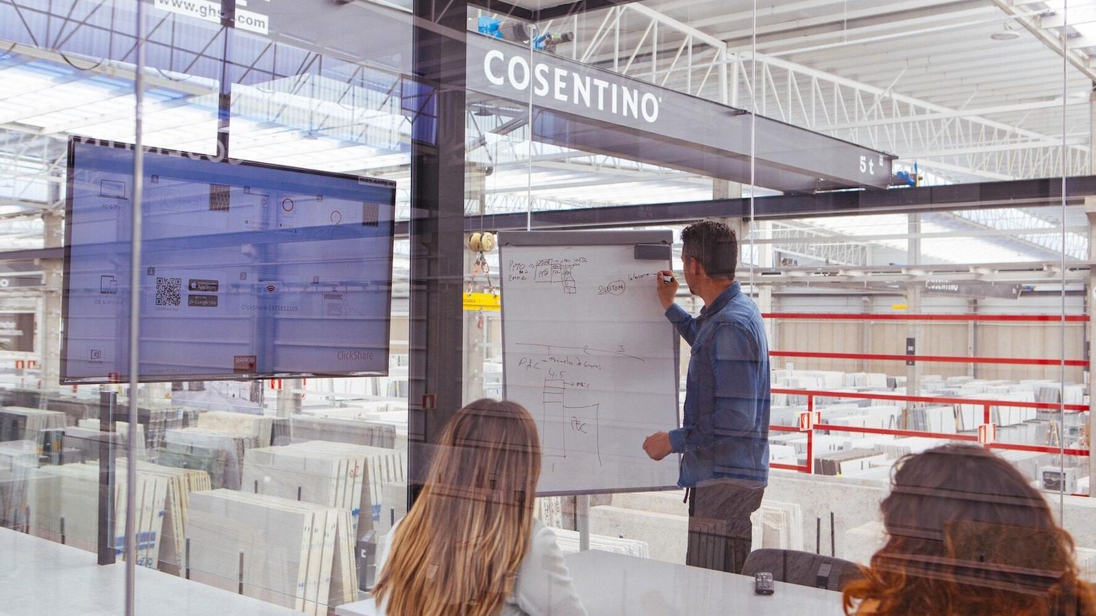 Trabajo en el interior de la fábrica de Cosentino.