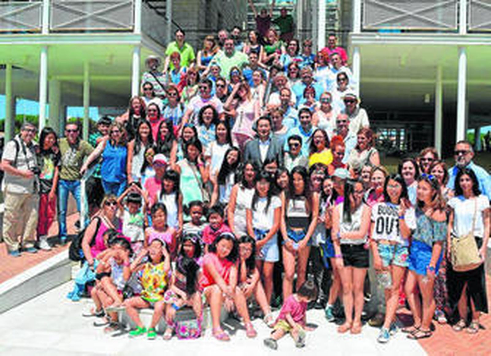 Familias y niños y niñas chinas que participan en el encuentro que se celebra en Punta Umbría.