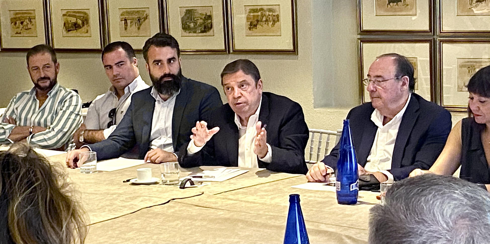 Luis Planas, en el centro, durante el encuentro con empresarios.