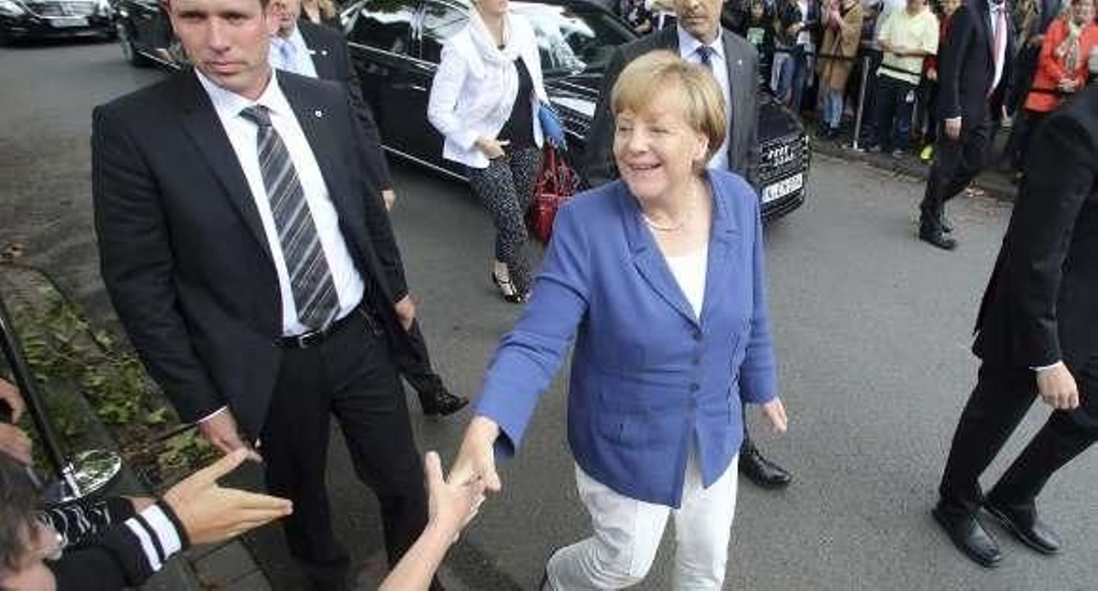 Merkel, abucheada al visitar un centro de refugiados atacado por neonazis