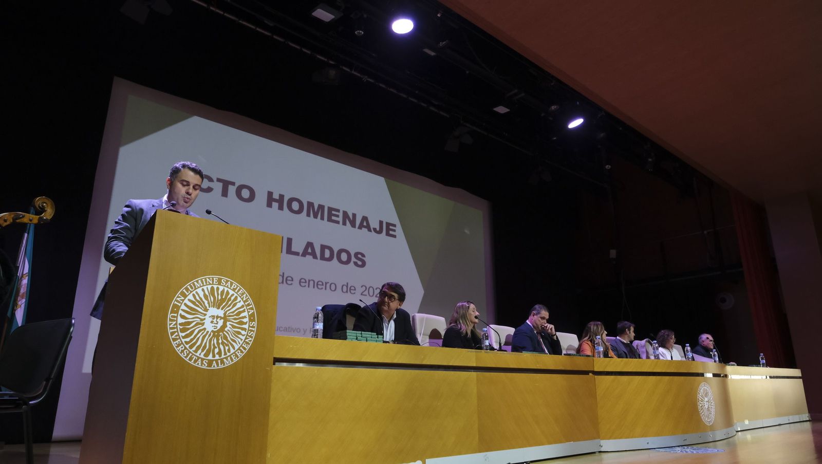 Los maestros docentes jubilados reciben su homenaje en la paraninfo de la UAL