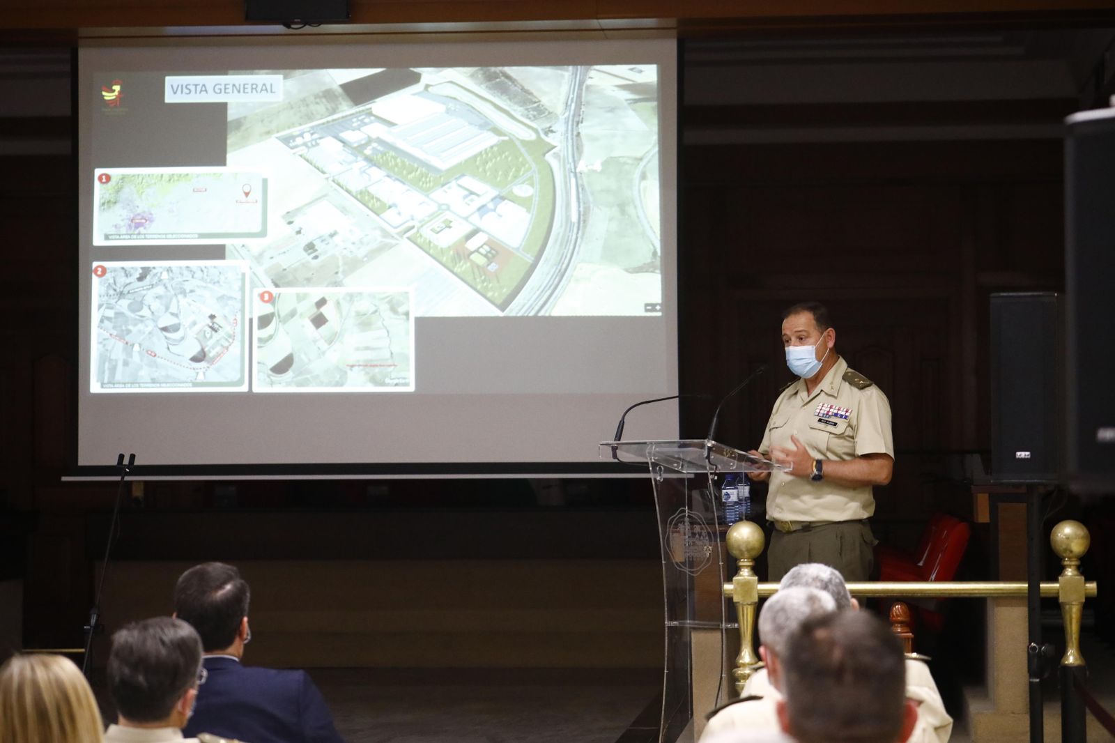 La visita de la ministra de Defensa a Córdoba para conocer la base logística del Ejército, en fotografías