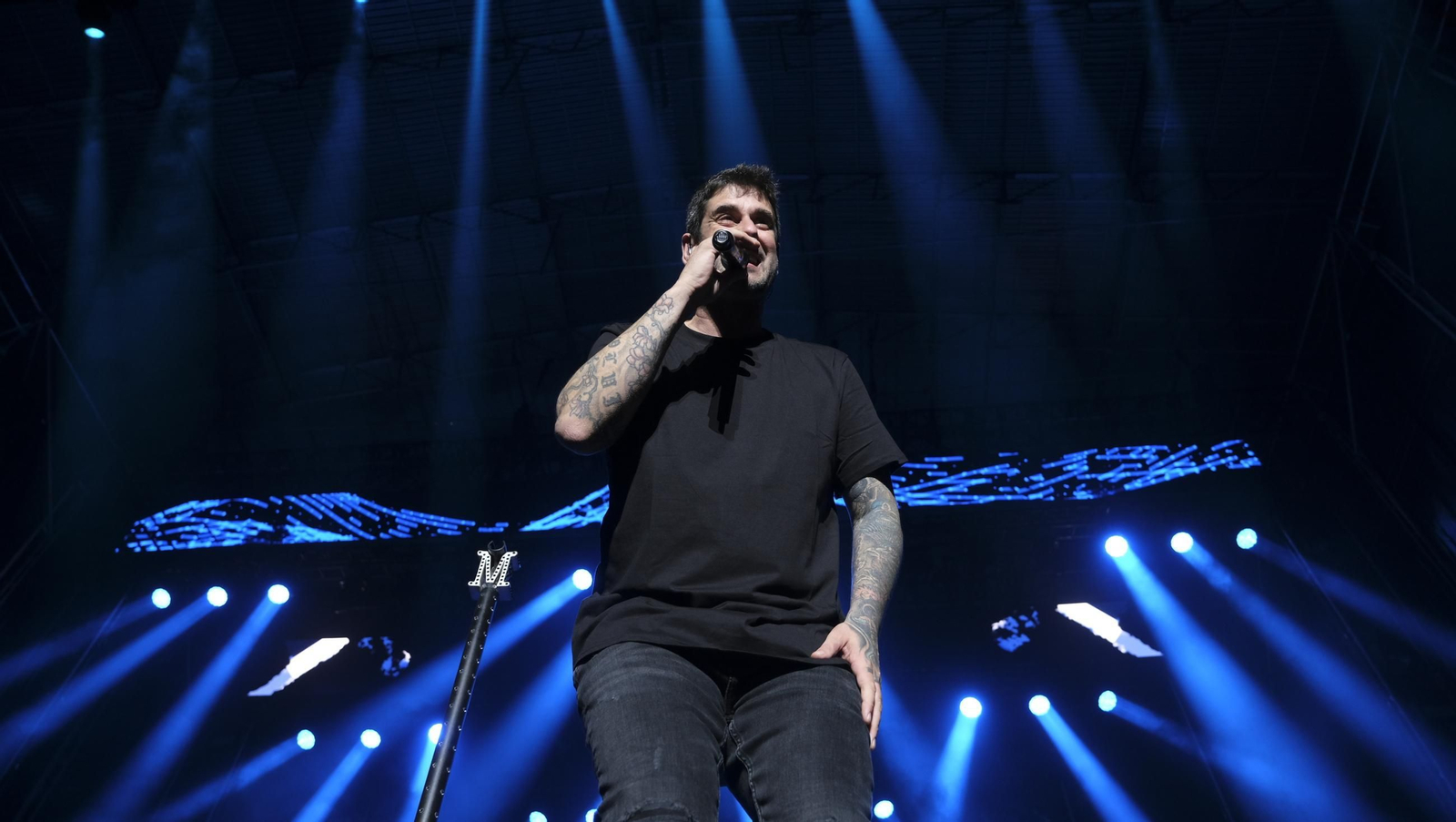 El concierto de Melendi llena de fans la Plaza de Toros de Almería, en imágenes
