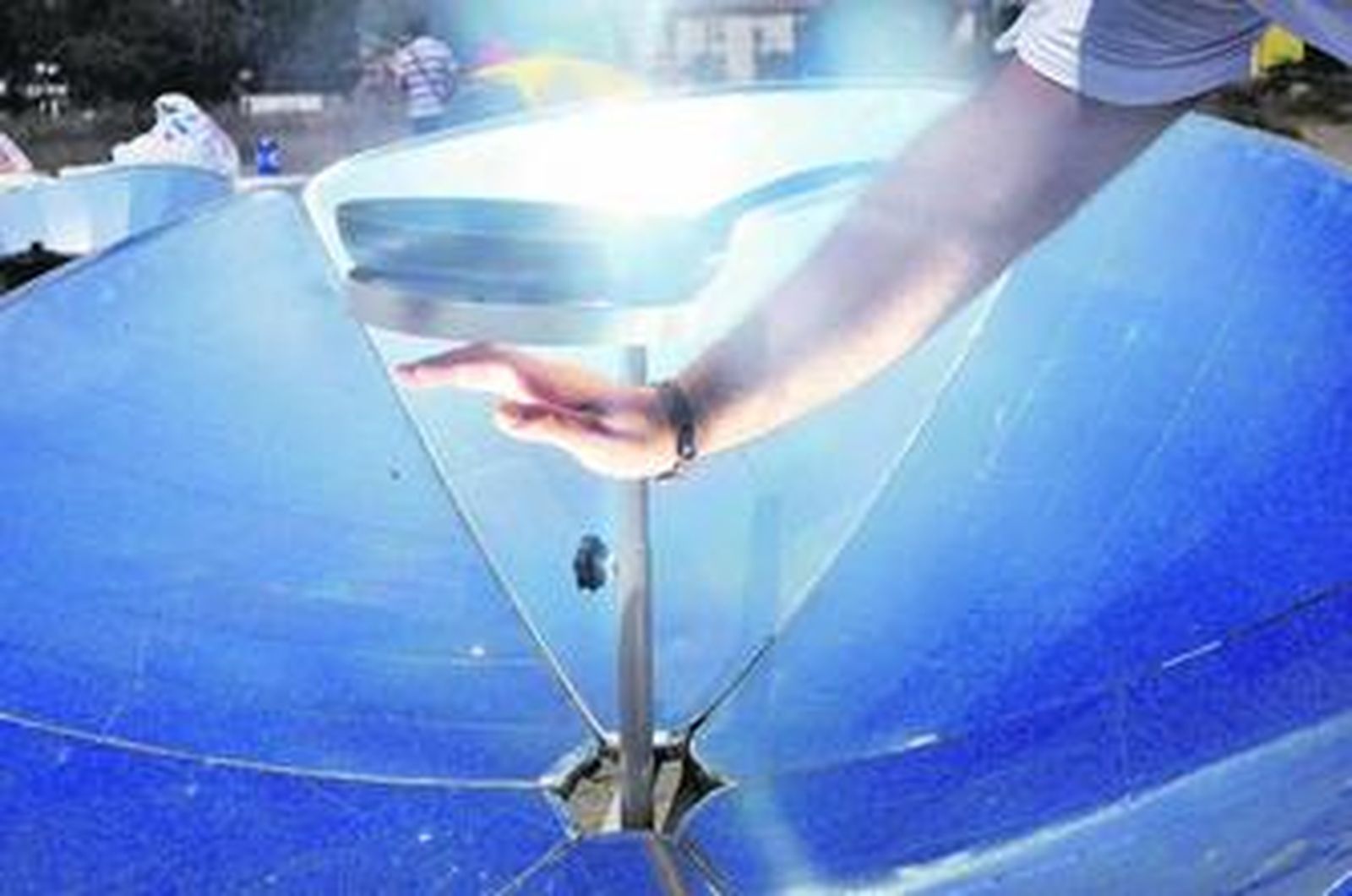 Una sartén sobre una de las placas reflectantes, ayer, en Guadalmar.