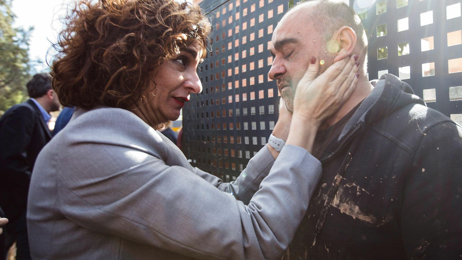 Montero, conversando con uno de los afectados.