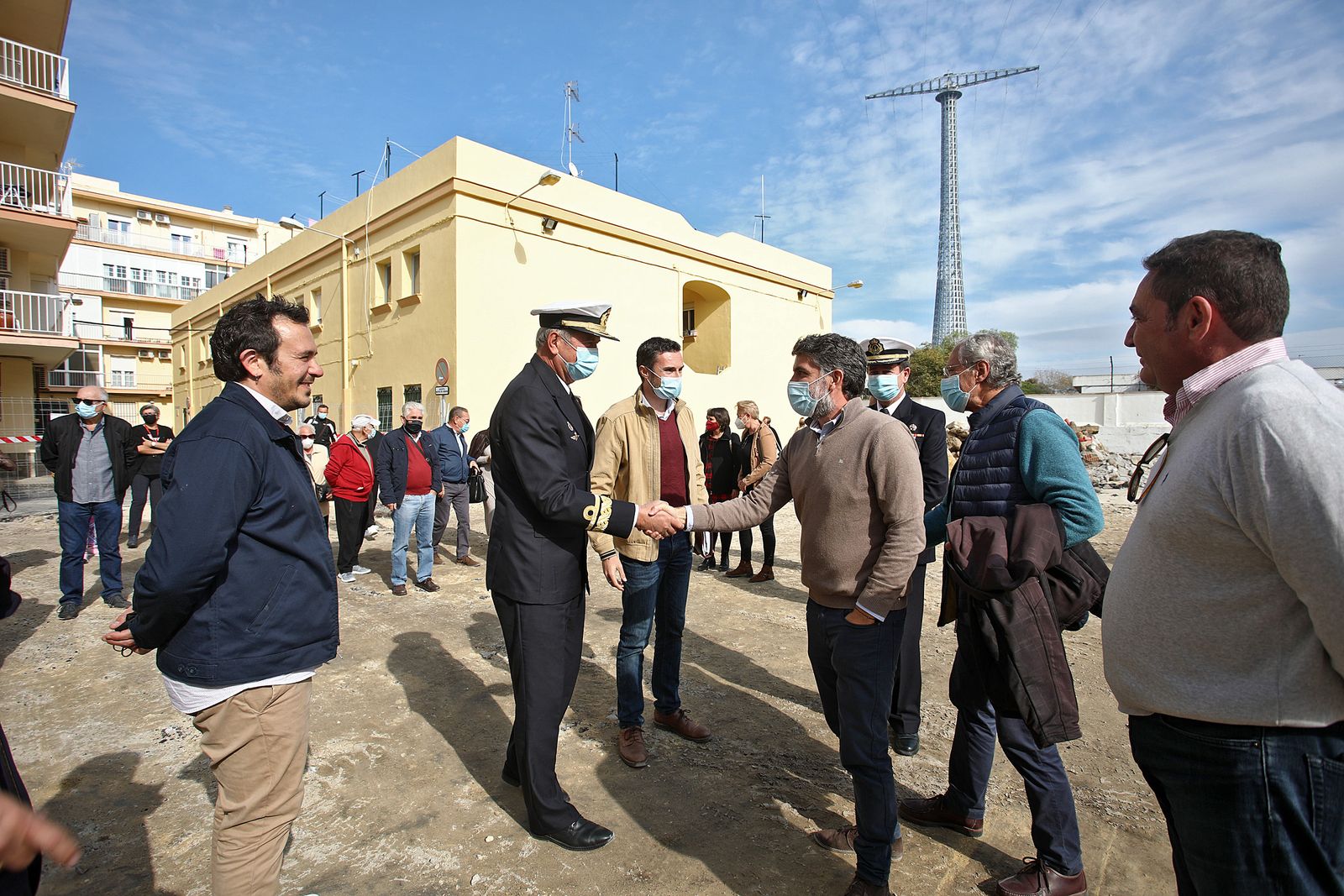 El alcalde, José María González, junto al almirante Juan Cornado, y el edil de Urbanismo, Martín Vila.
