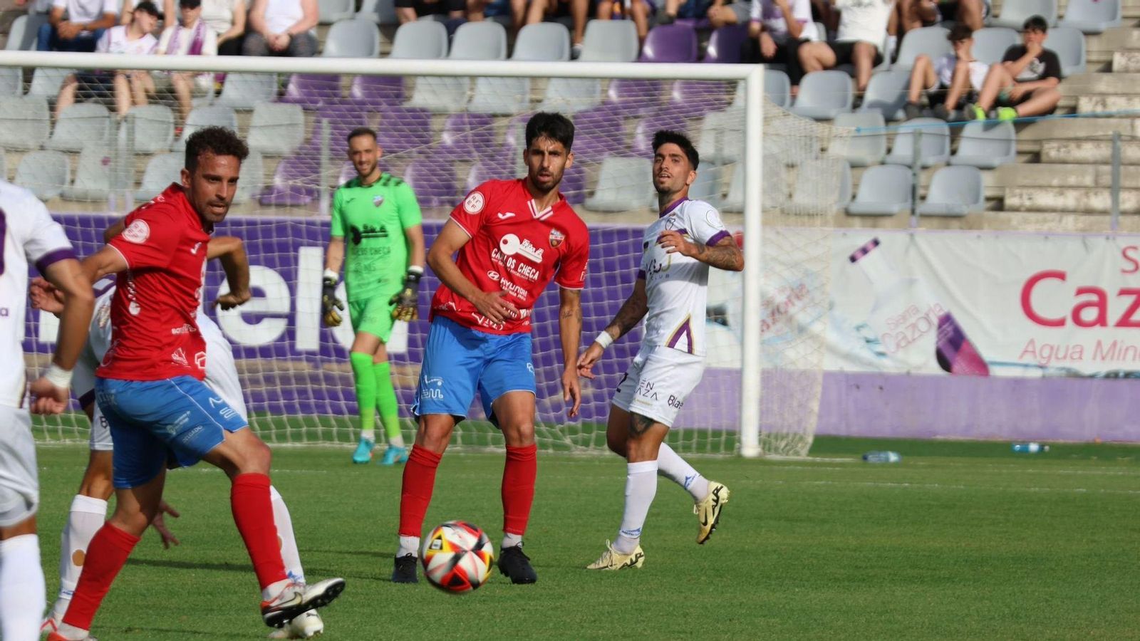 Lance del juego entre la UD Torre del Mar y el Real Jaén.