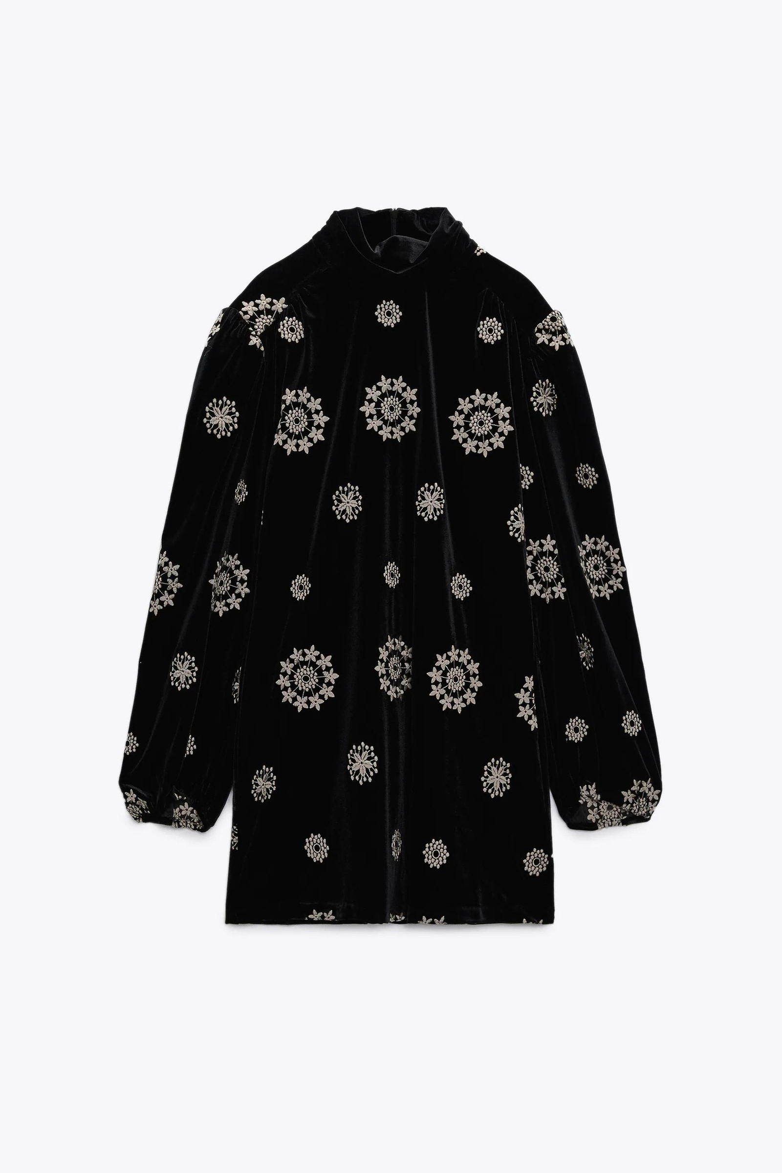 Vestido de terciopelo con bordados de Zara.