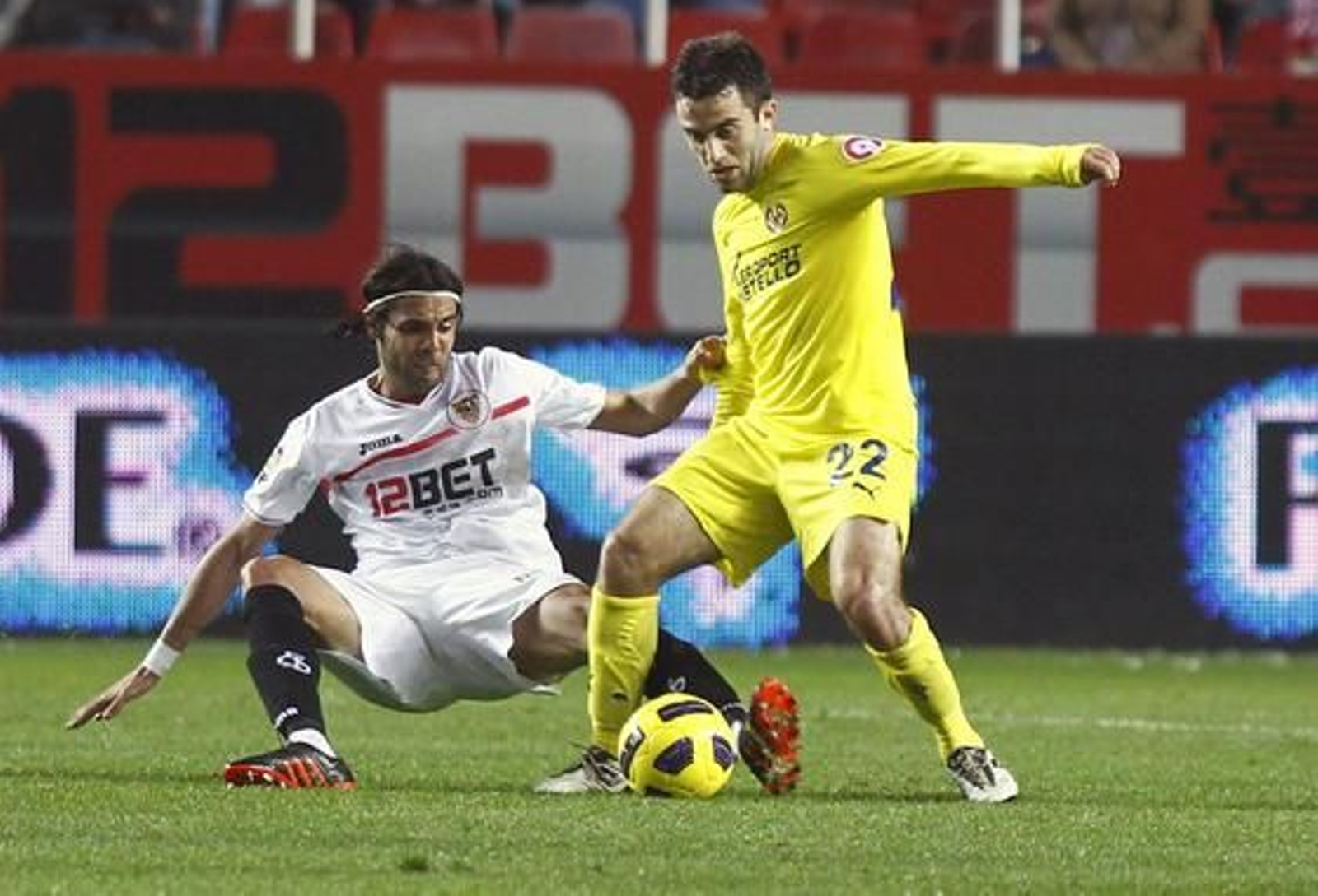 El Sevilla celebra la vuelta de Sergio Sánchez a los terrenos de juego con el pase a las semifinales de Copa del Rey ante el Villarreal (3-0). / Antonio Pizarro