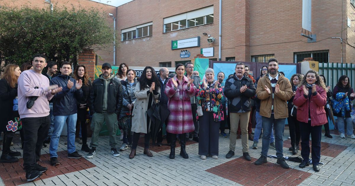 Los padres del colegio Vicente Aleixandre de Málaga reclaman tras una década de espera una escalera de incendios en el centro