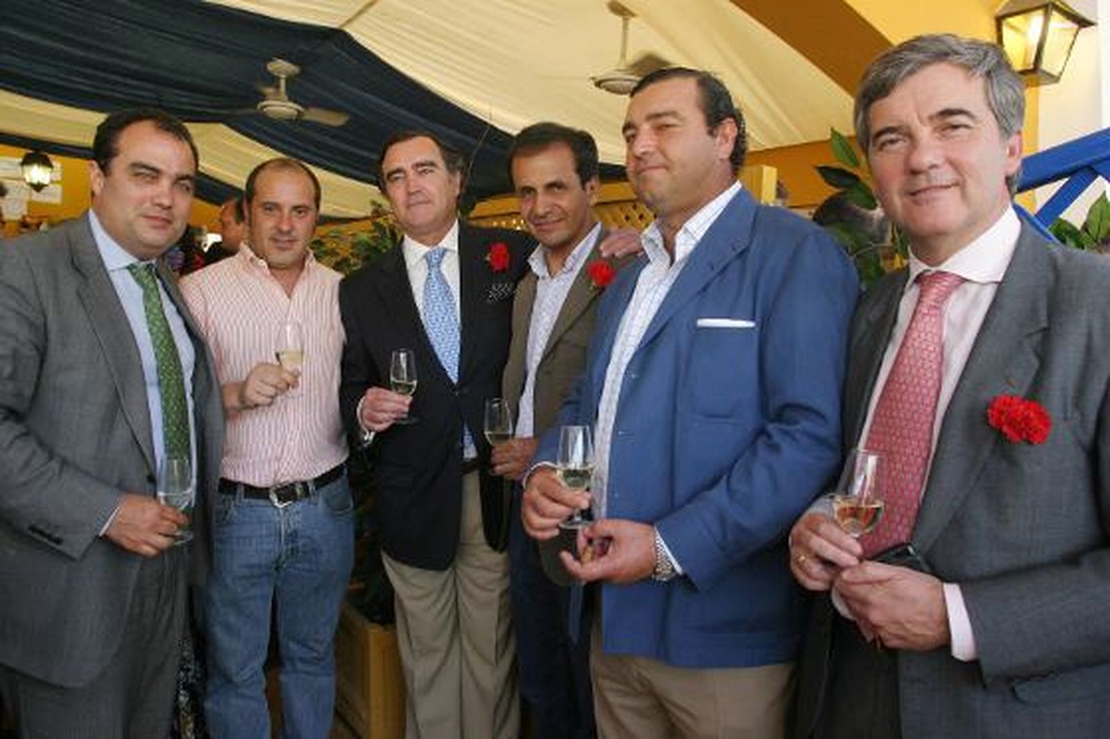 José Ramón Estévez junto a Alexis Guerrero, director internacional de Ron Abuelo; Juan Carlos Estévez, director agrícola del grupo José Estévez; y José Antonio del Cubillo, subdirector del grupo, que visitaron ayer la caseta del Diario.

Foto: Vanesa Lobo