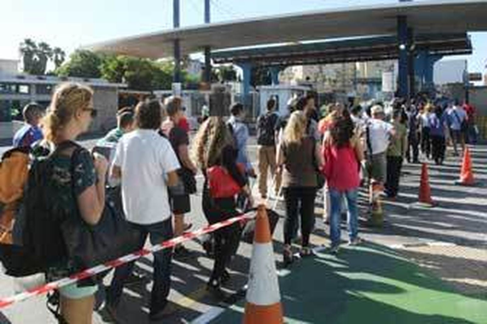 Colas para pasar por la Aduana de La Línea, el pasado lunes. /Paco Guerrero
