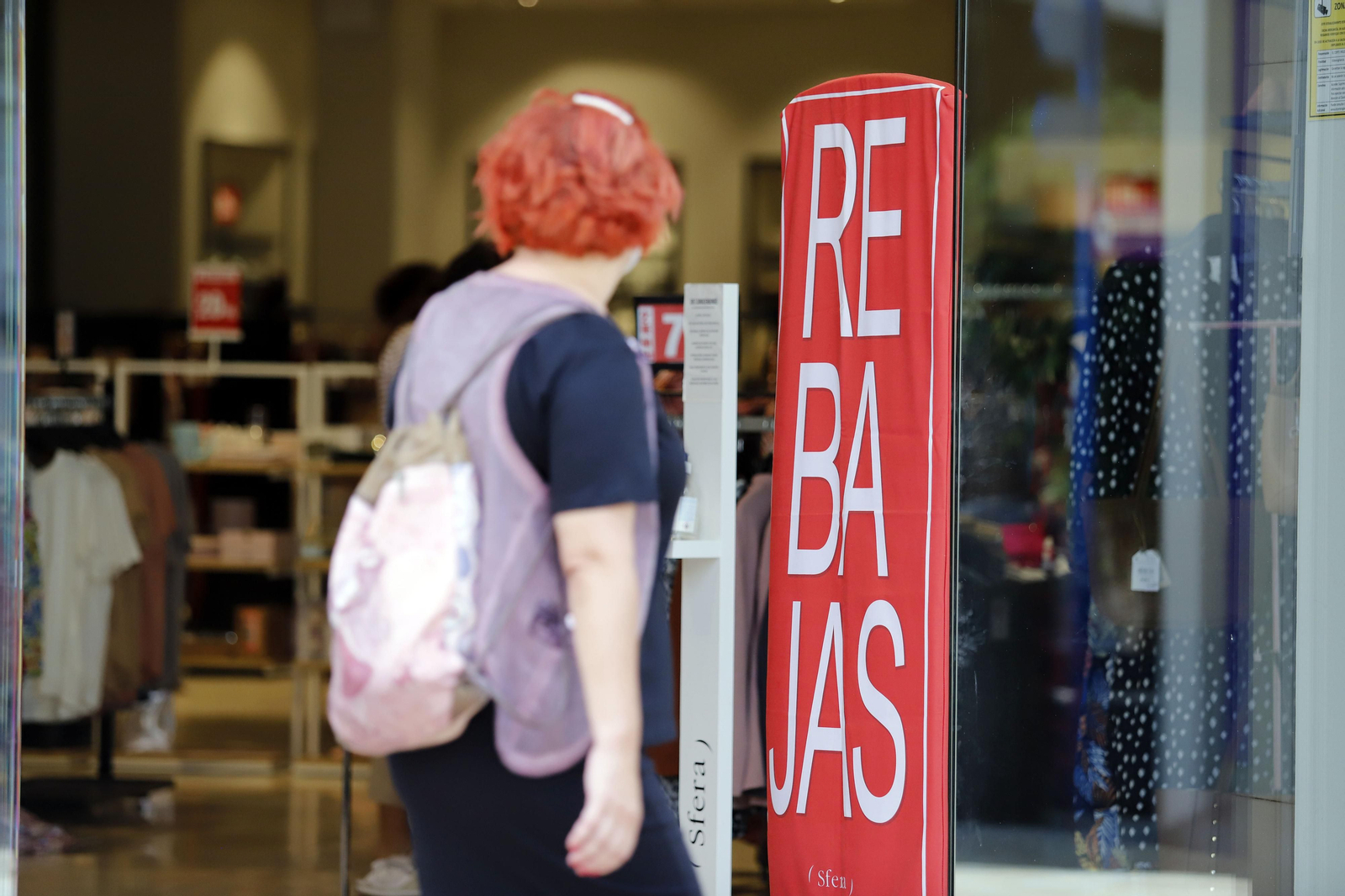Imágenes de las Rebajas de verano en Huelva
