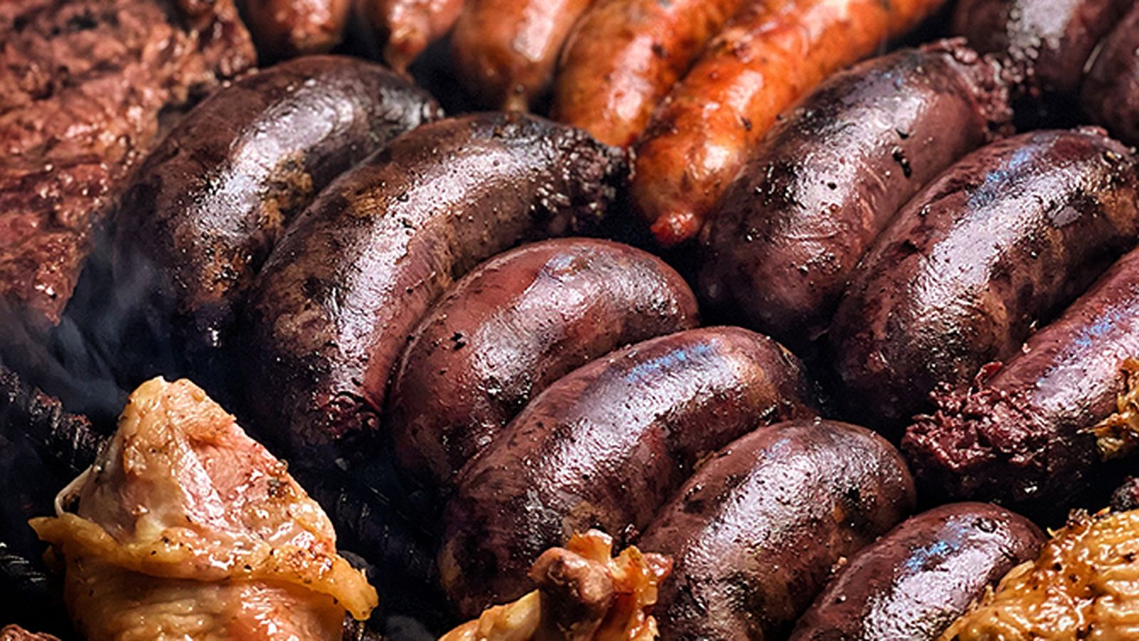 Chorizos y morcillas a la brasa, de recetas caseras, son algunas de las delicias que podrá probar el público este sábado en El Ojuelo.