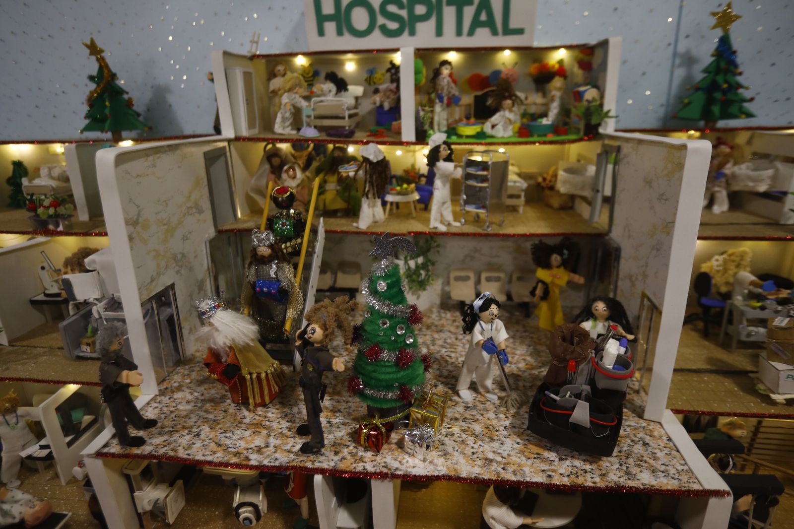 El Hospital Reina Sofía enciende la Navidad, en imágenes