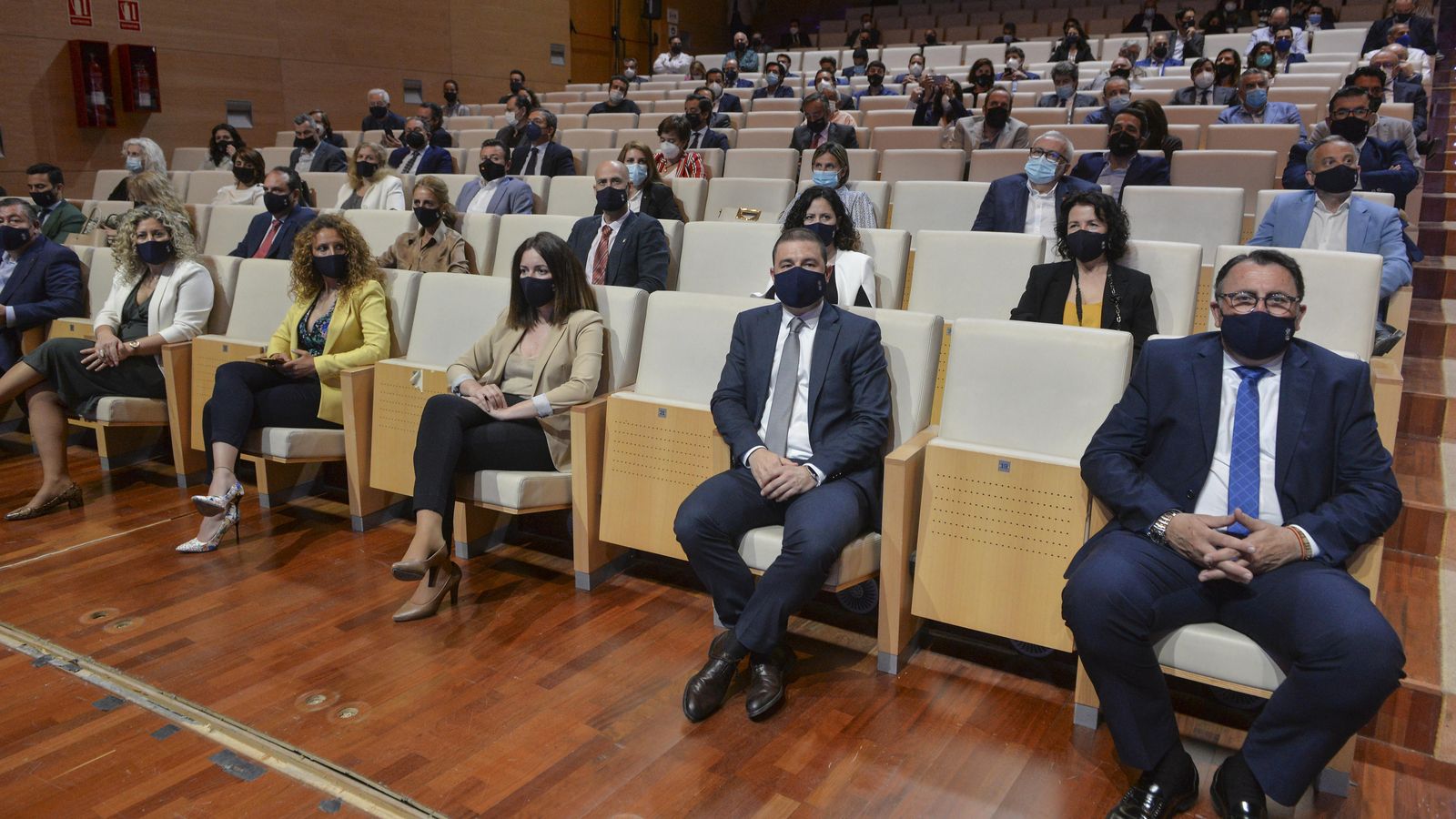 Otras autoridades, representantes de los empresarios y de otros municipios de Sevilla, sobre todo del área metropolitana, en la presentación del plan en el auditorio Riberas del Guadaíra.