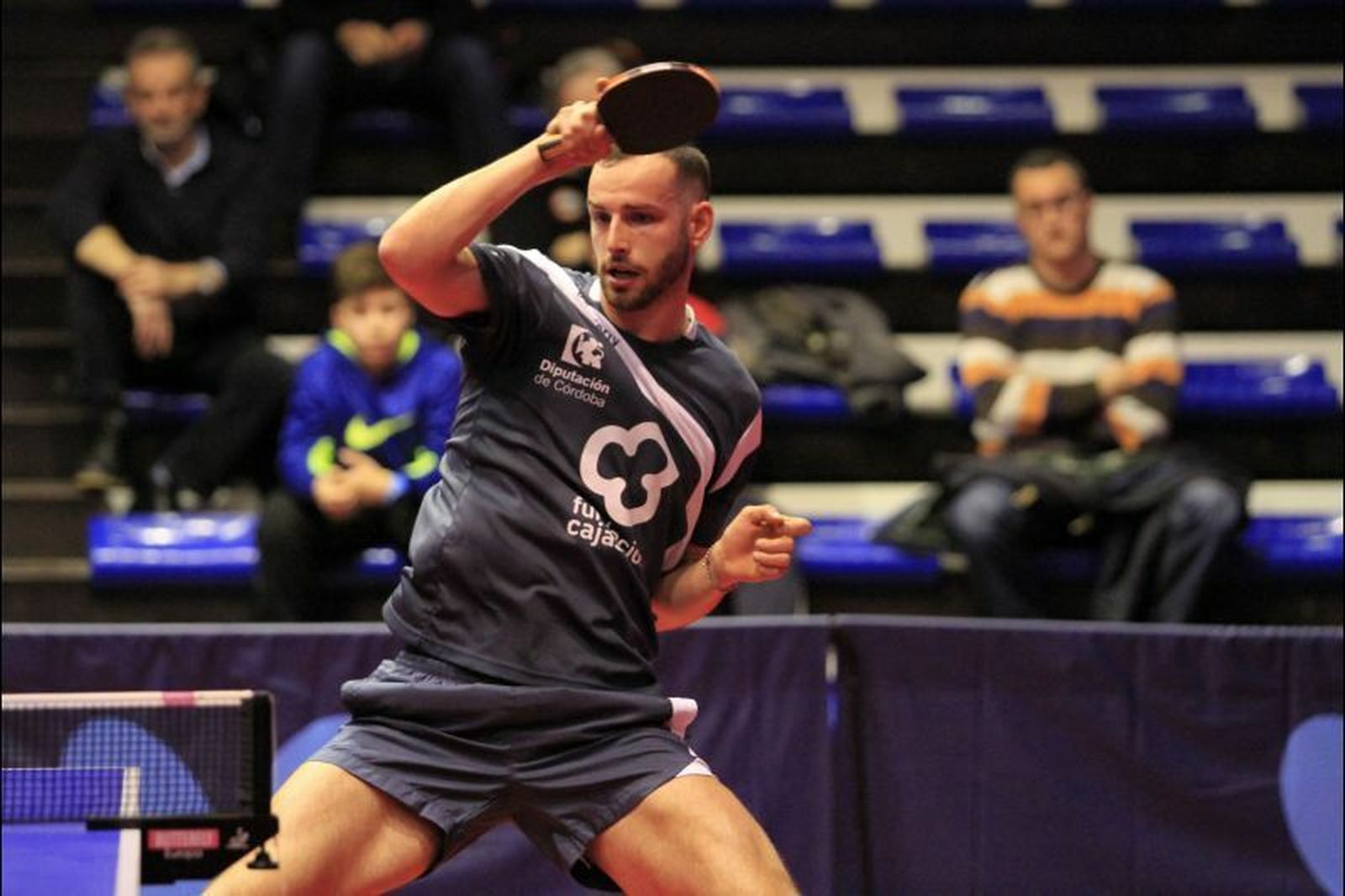 Diogo Carvalho devuelve una bola durante un partido en el Centro de Tecnificación.