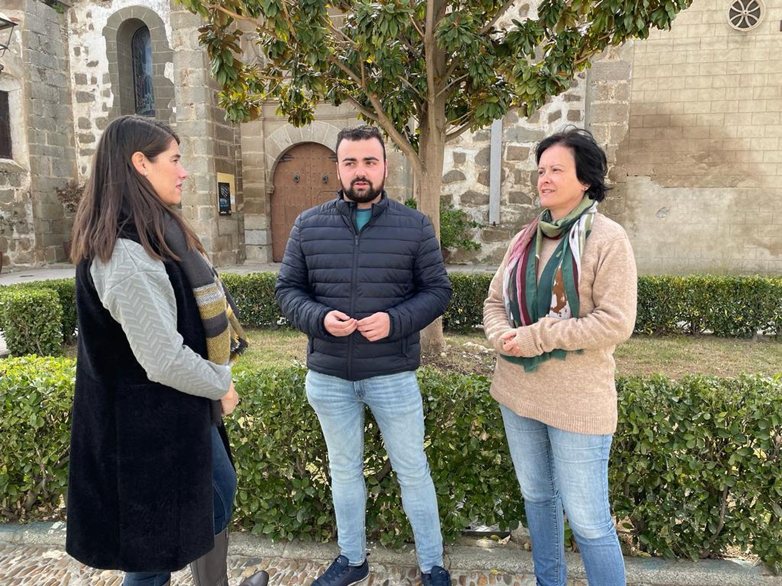 Miguel Granados, con Araceli Cabello y Marisa Medina.