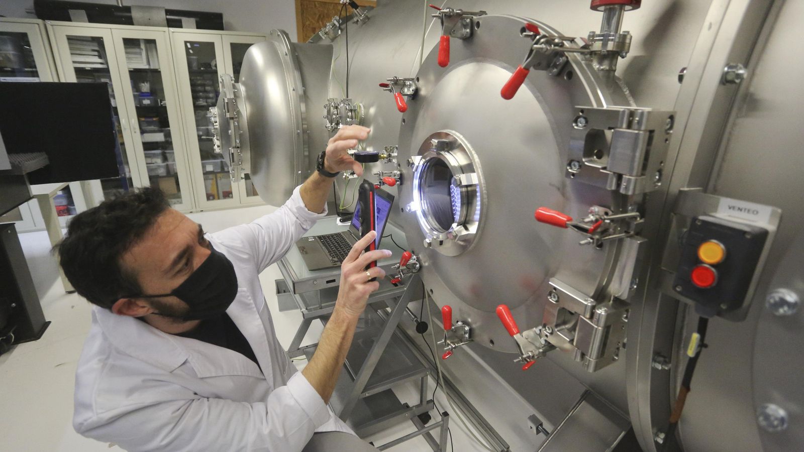 Un investigador trabaja con el simulador.