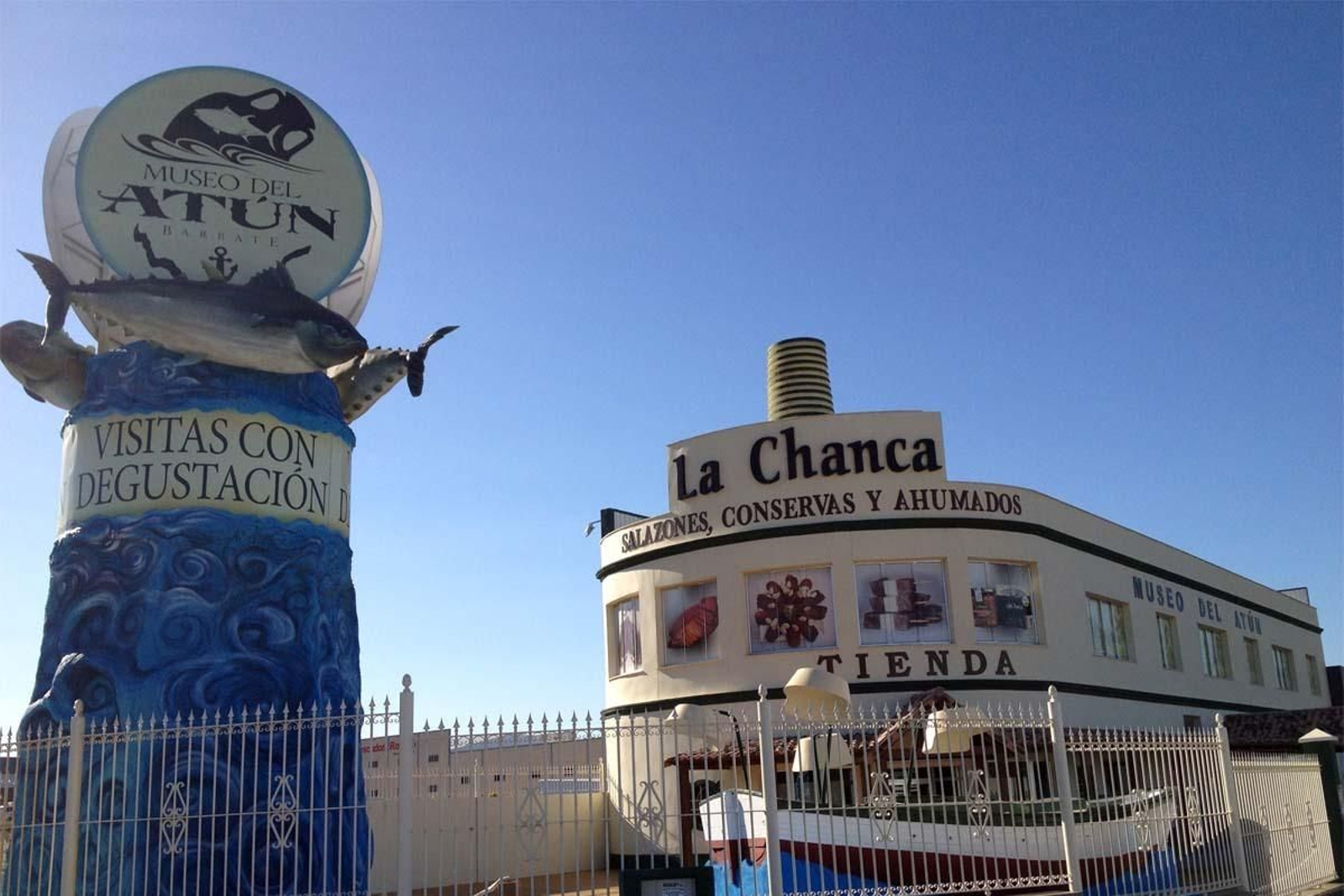 El viaje incluye una visita guiada al Museo del Atún de Barbate.
