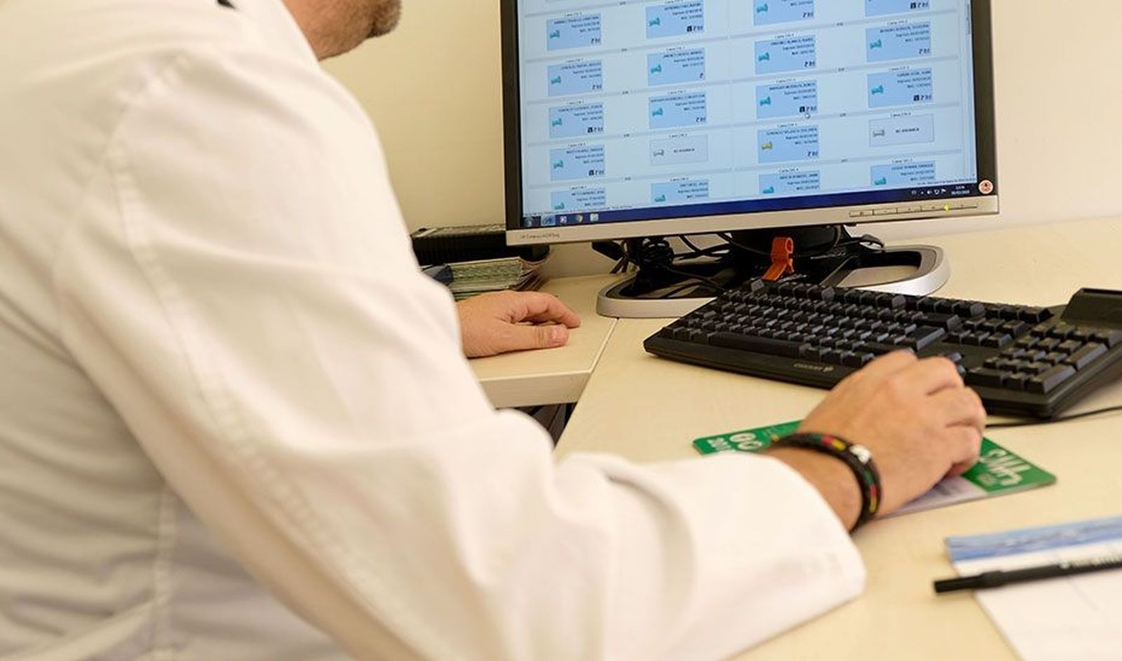 Un sanitario consultando los aplicativos del SAS.